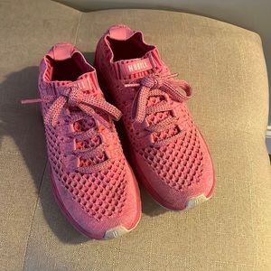 Women’s size 8, men’s size 6.5 No Bull pink knit runners